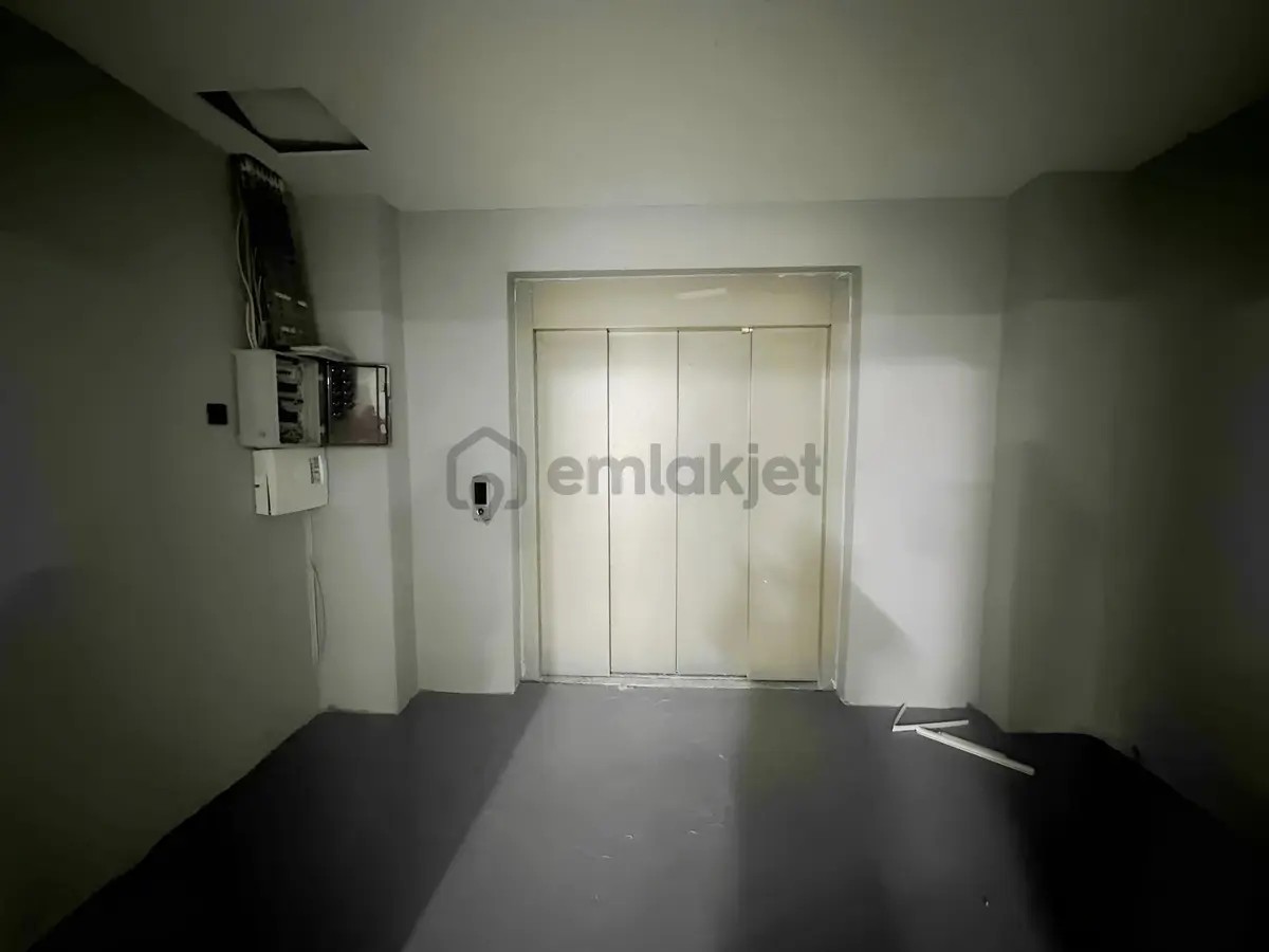 Akçaburgaz'da Kiralık Fabrika Katı