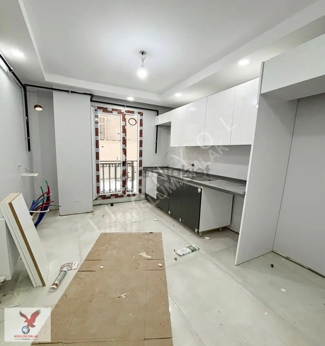 Müslüm Emlaktan Cihangirde 2+1 Otoparklı Sıfır Kullanışlı Daire