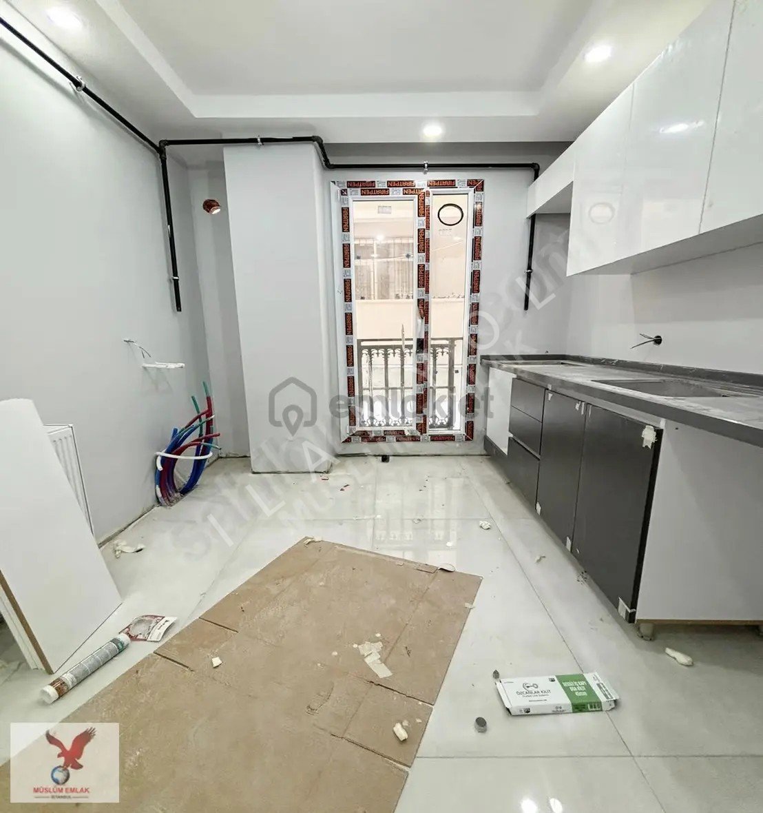 Müslüm Emlaktan Cihangirde 2+1 Otoparklı Sıfır Kullanışlı Daire