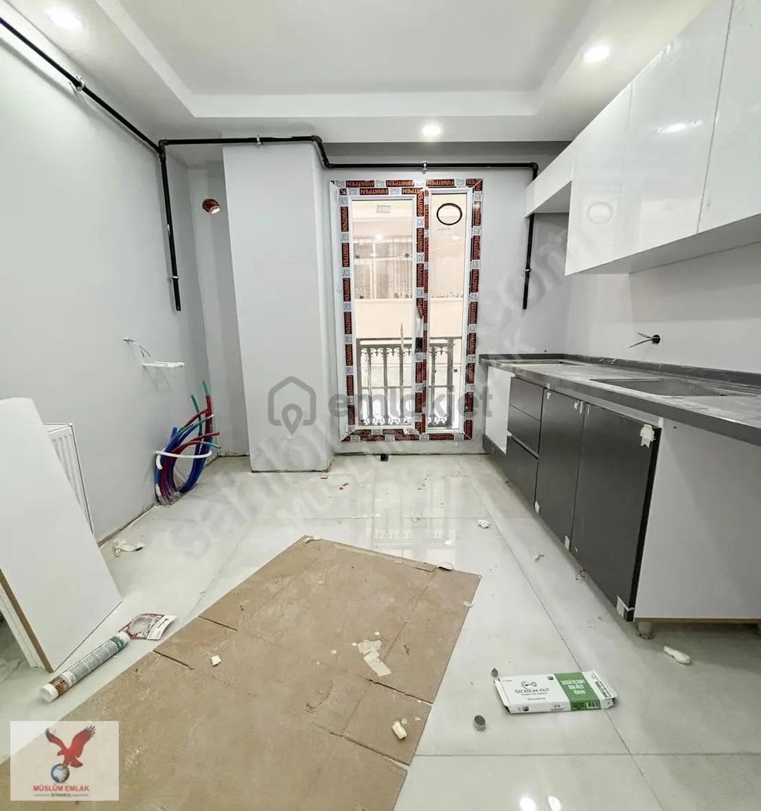 Müslüm Emlaktan Cihangirde 2+1 Otoparklı Sıfır Kullanışlı Daire