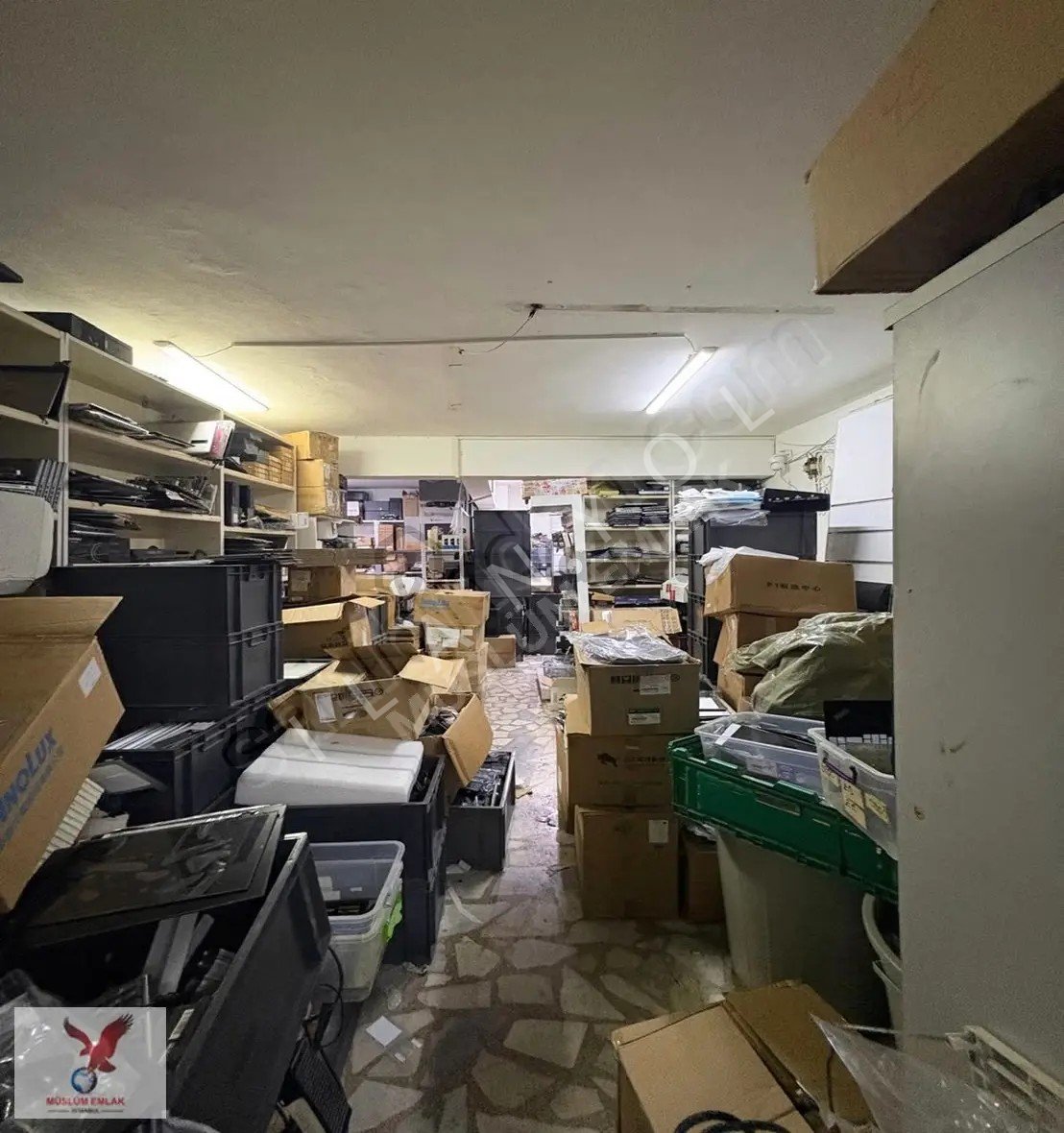 Müslüm Emlaktan Merkezde İşlek Cadde Üzerinde Satılık Dükkan !