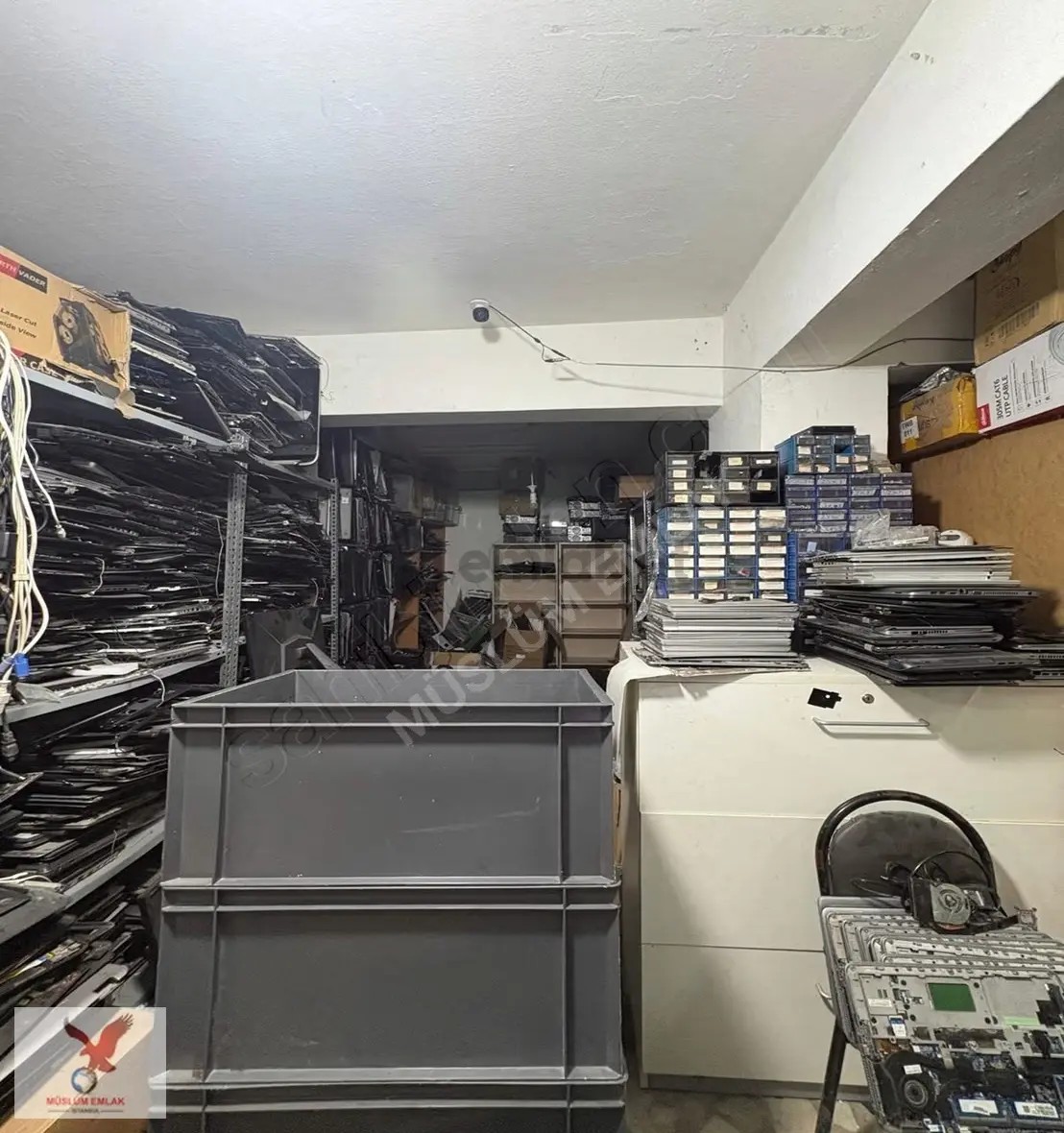 Müslüm Emlaktan Merkezde İşlek Cadde Üzerinde Satılık Dükkan !