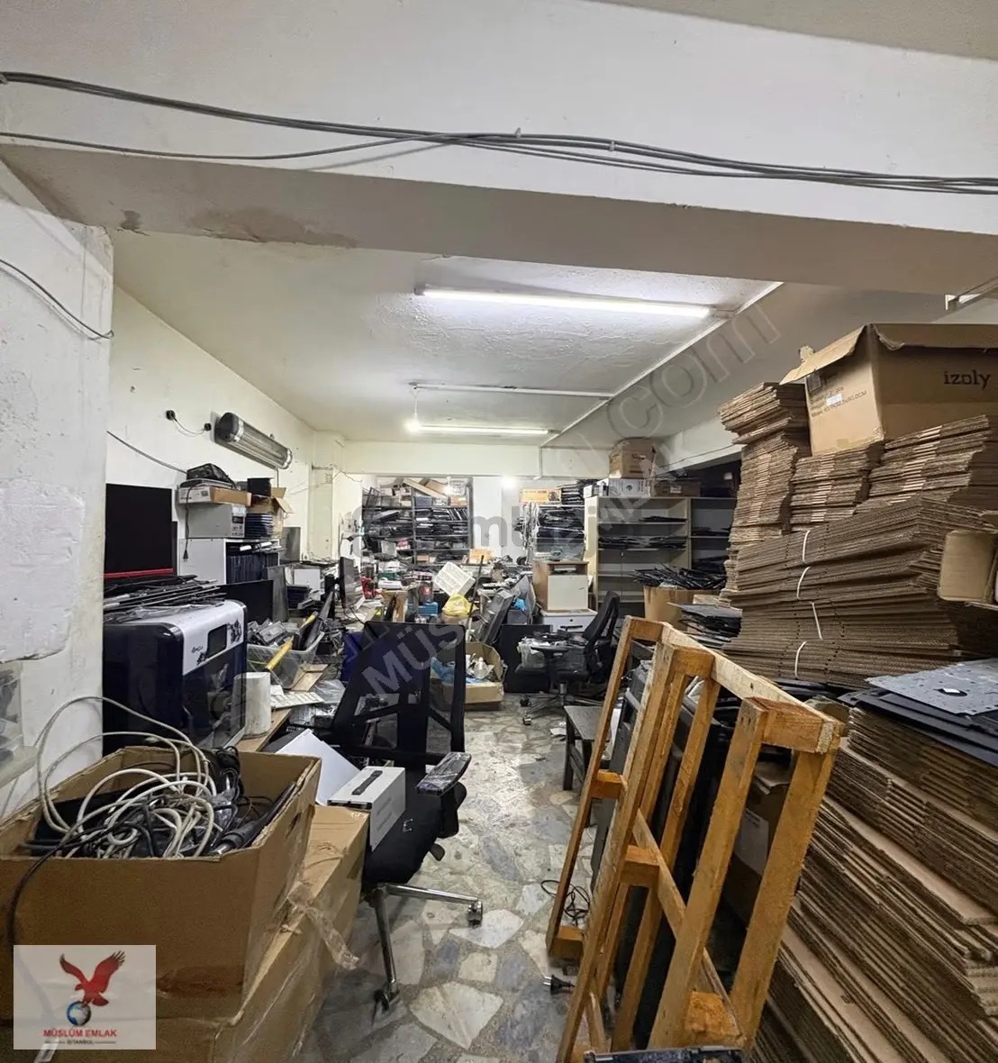 Müslüm Emlaktan Merkezde İşlek Cadde Üzerinde Satılık Dükkan !