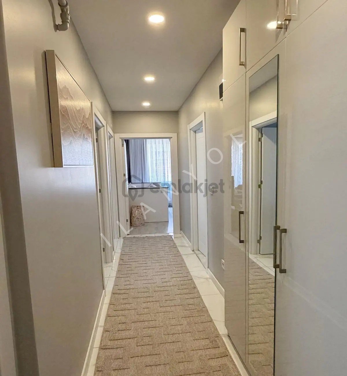 Müslüm Emlaktan Merkezde Yeni Bina 2+1 İhtiyaçtan Satılık Daire