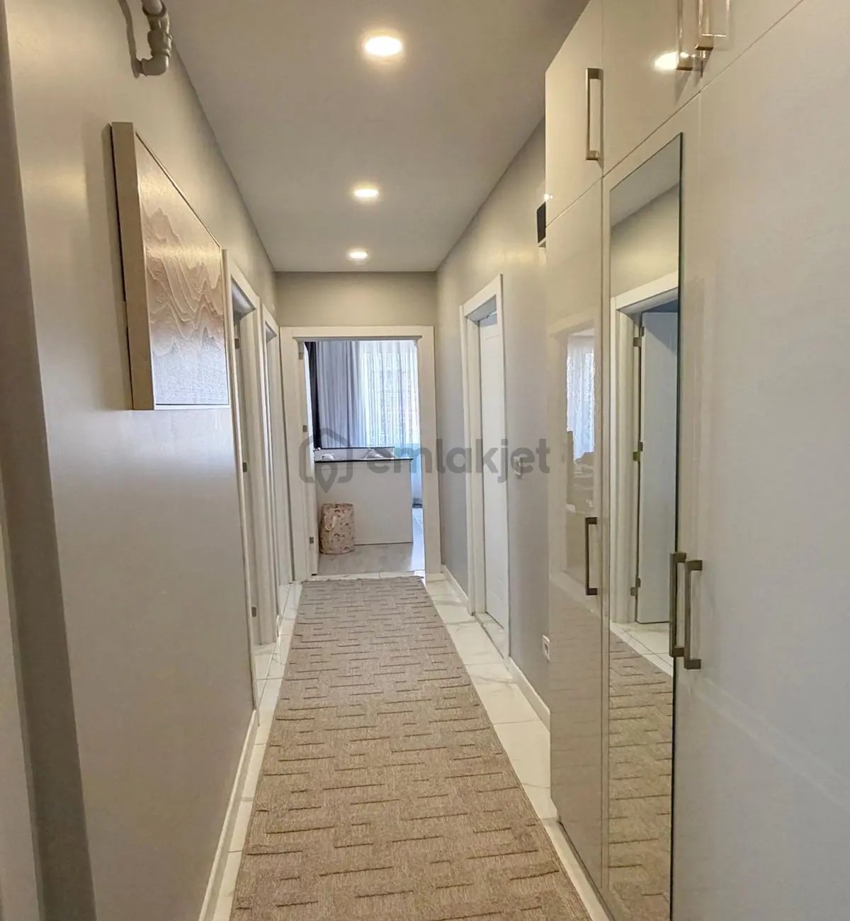 Müslüm Emlaktan Merkezde Yeni Bina 2+1 İhtiyaçtan Satılık Daire