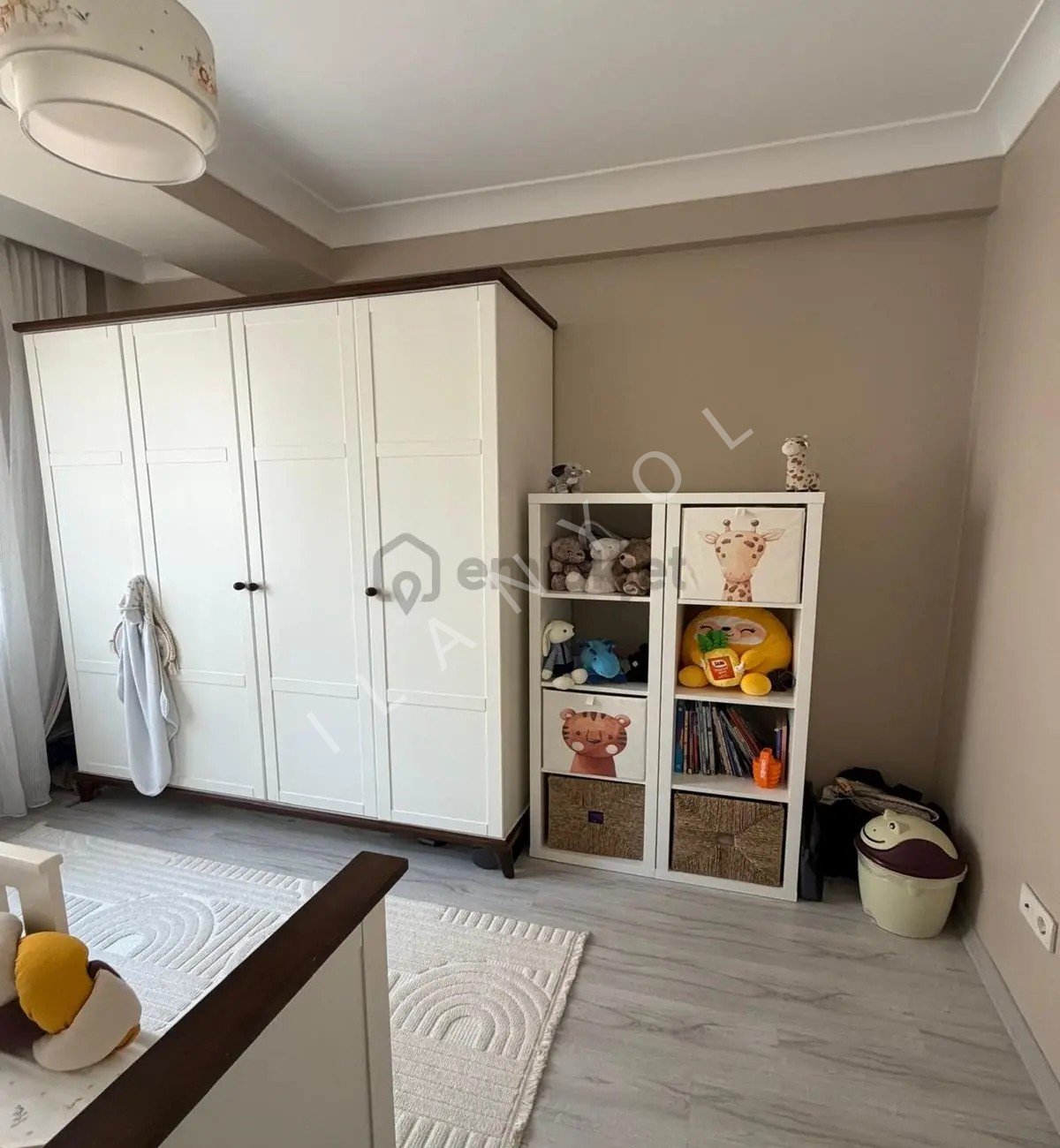 Müslüm Emlaktan Merkezde Yeni Bina 2+1 İhtiyaçtan Satılık Daire