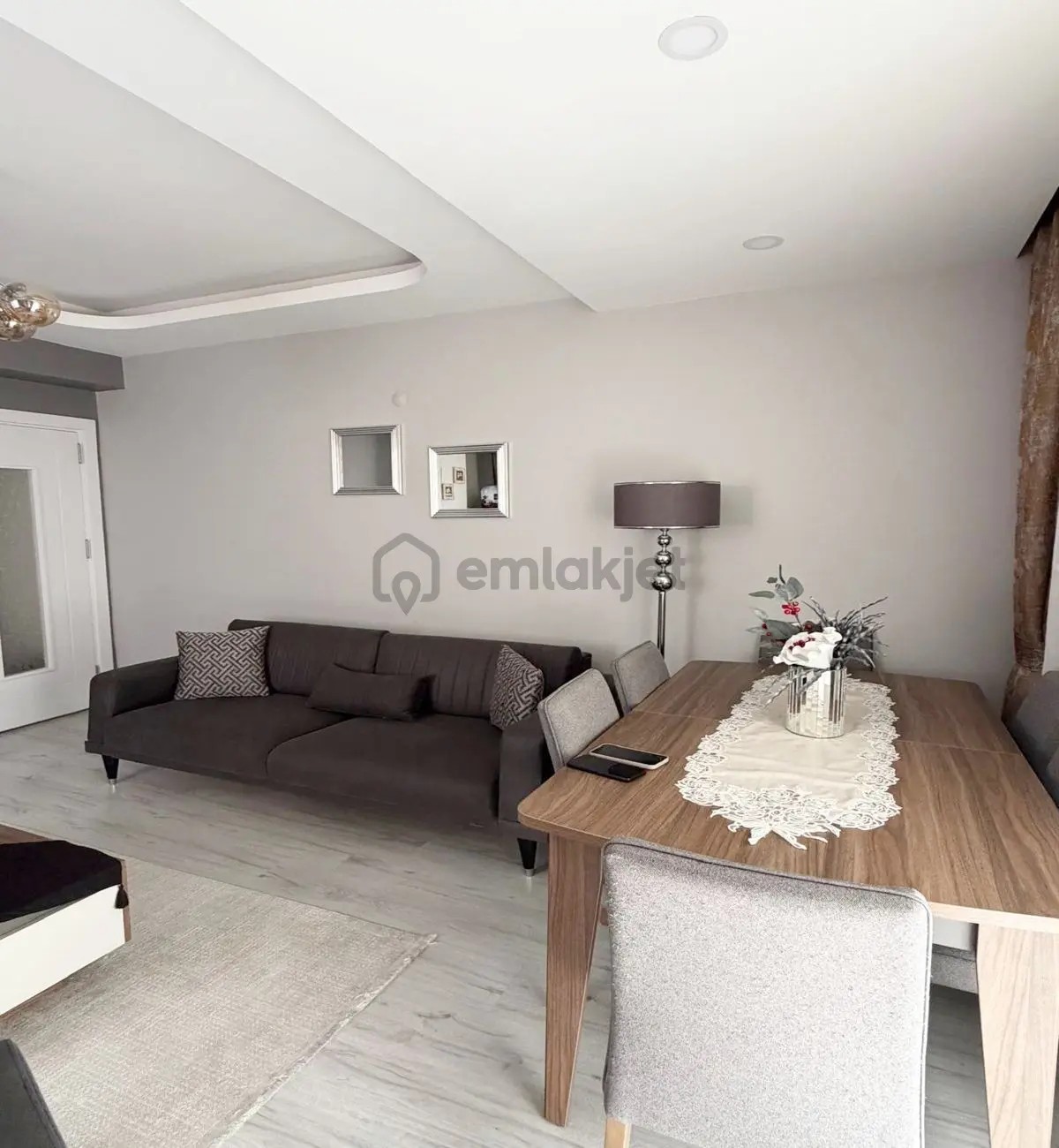 Müslüm Emlaktan Merkezde Yeni Bina 2+1 İhtiyaçtan Satılık Daire