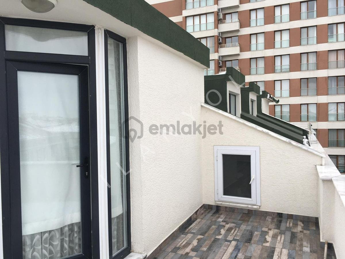 Müslüm Emlaktan Merkezde 4+2 Kapalı Otoparklı Metrobüse Komşu