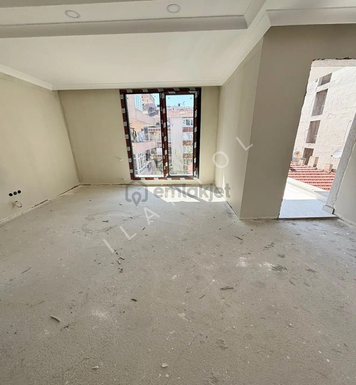 Müslüm Emlaktan Merkezde Sıfır 2+1 Metrobüse Yürüme Mesafesinde