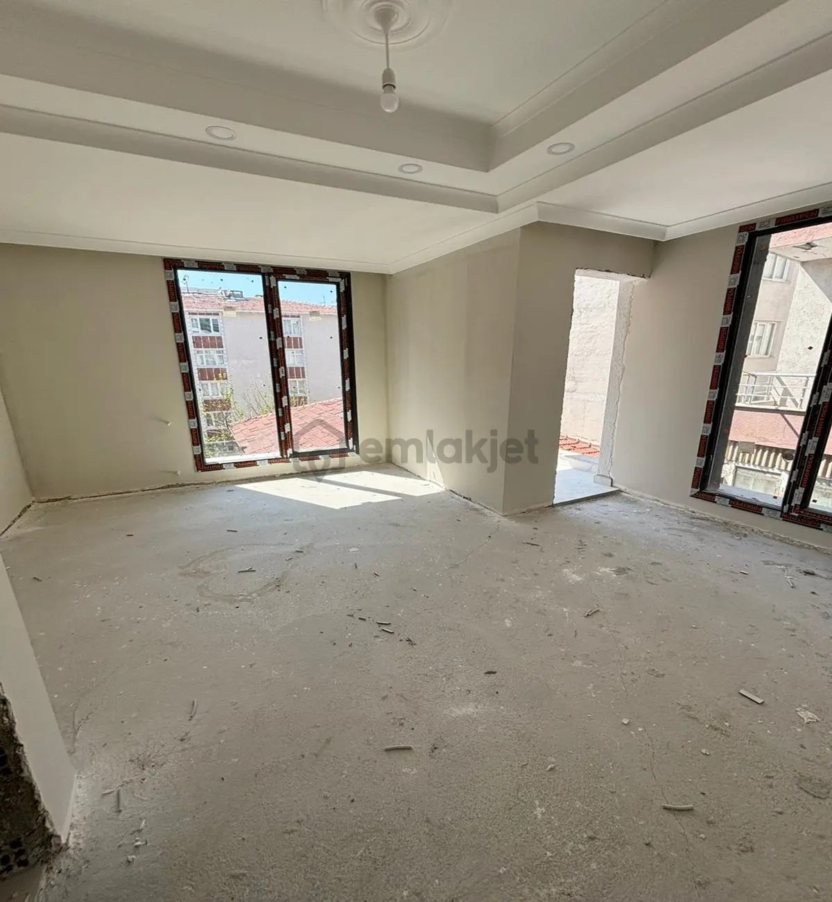 Müslüm Emlaktan Merkezde Sıfır 2+1 Metrobüse Yürüme Mesafesinde