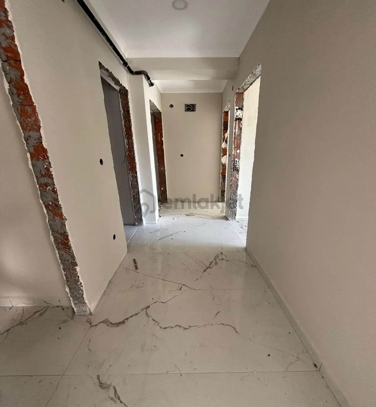 Müslüm Emlaktan Merkezde Sıfır 2+1 Metrobüse Yürüme Mesafesinde