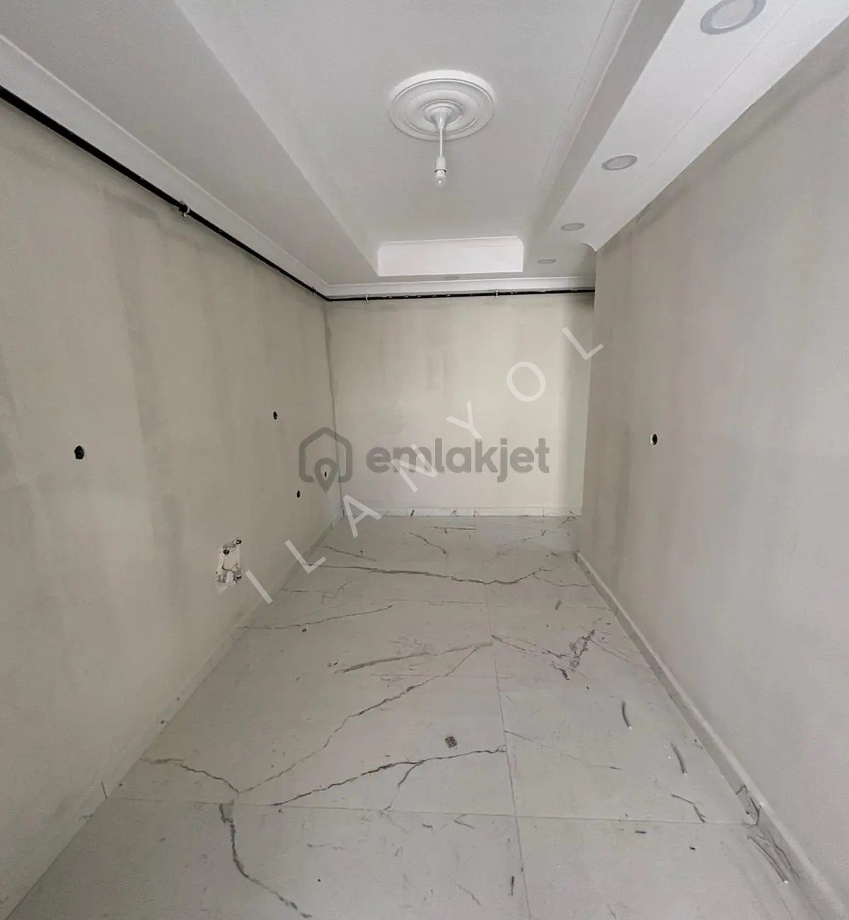 Müslüm Emlaktan Merkezde Sıfır 2+1 Metrobüse Yürüme Mesafesinde