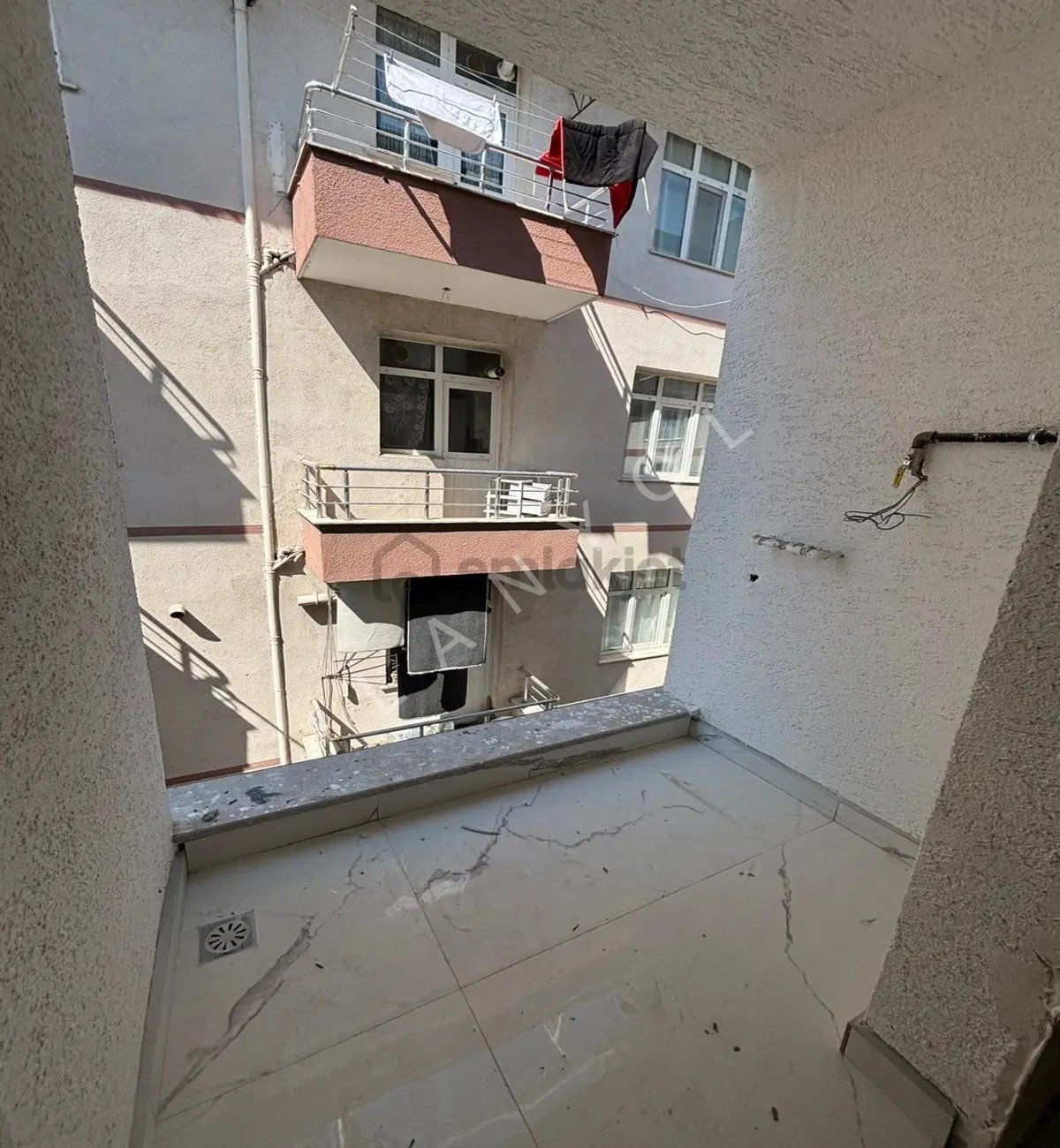 Müslüm Emlaktan Merkezde Sıfır 2+1 Metrobüse Yürüme Mesafesinde