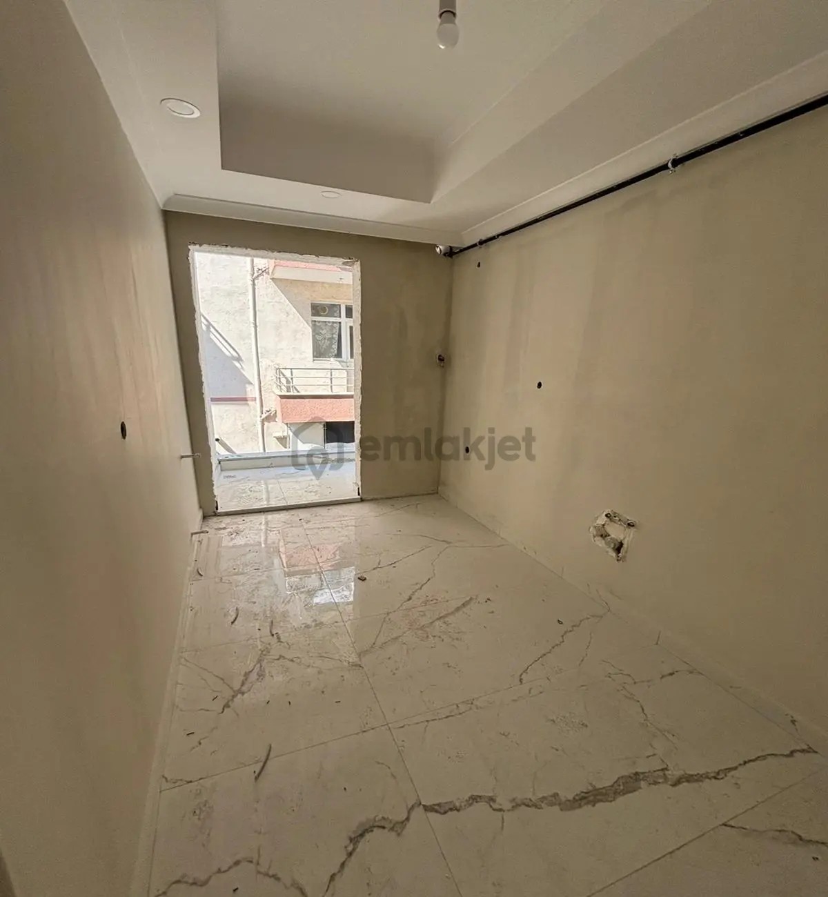 Müslüm Emlaktan Merkezde Sıfır 2+1 Metrobüse Yürüme Mesafesinde