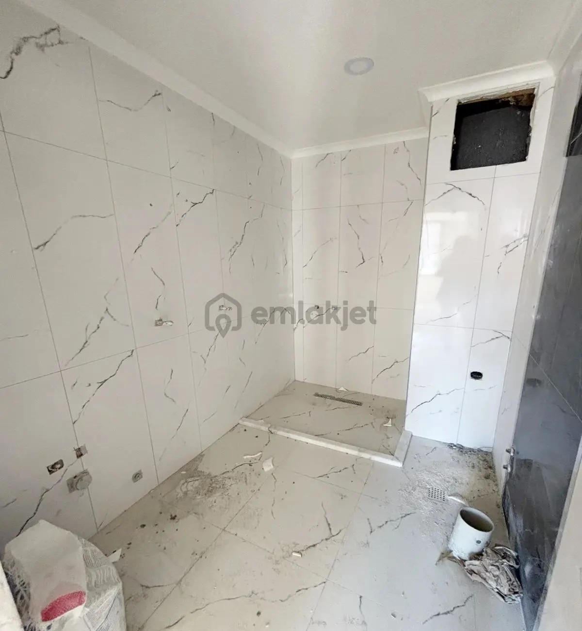 Müslüm Emlaktan Merkezde Sıfır 2+1 Metrobüse Yürüme Mesafesinde