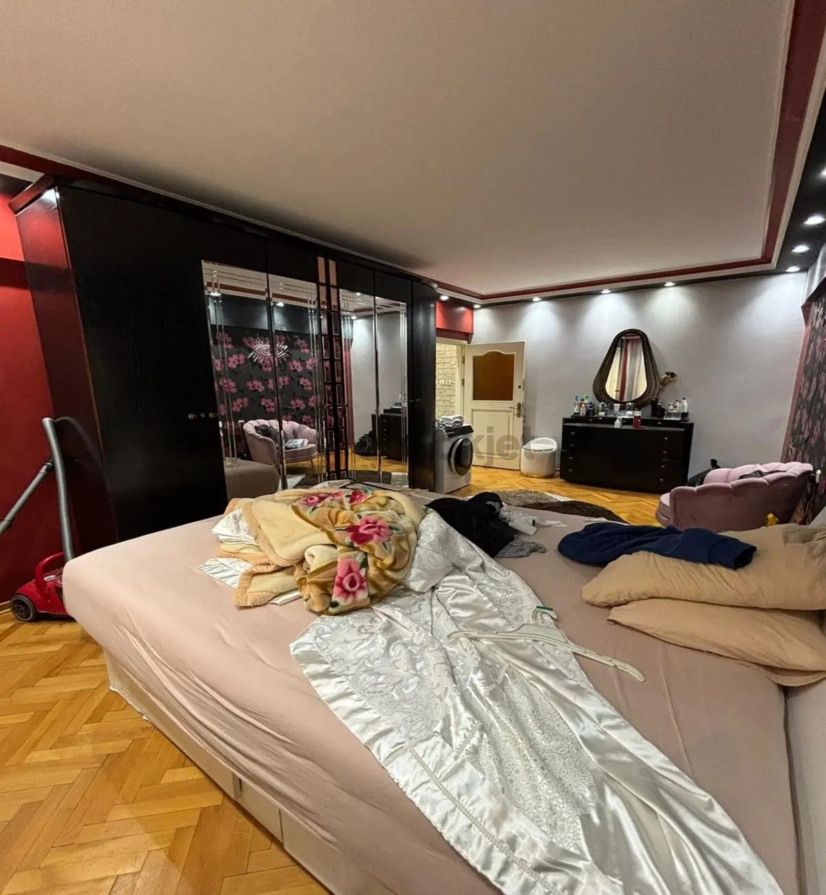 Müslüm Emlaktan D.köşklerde 5+2 300 M2 Satılık Dublex