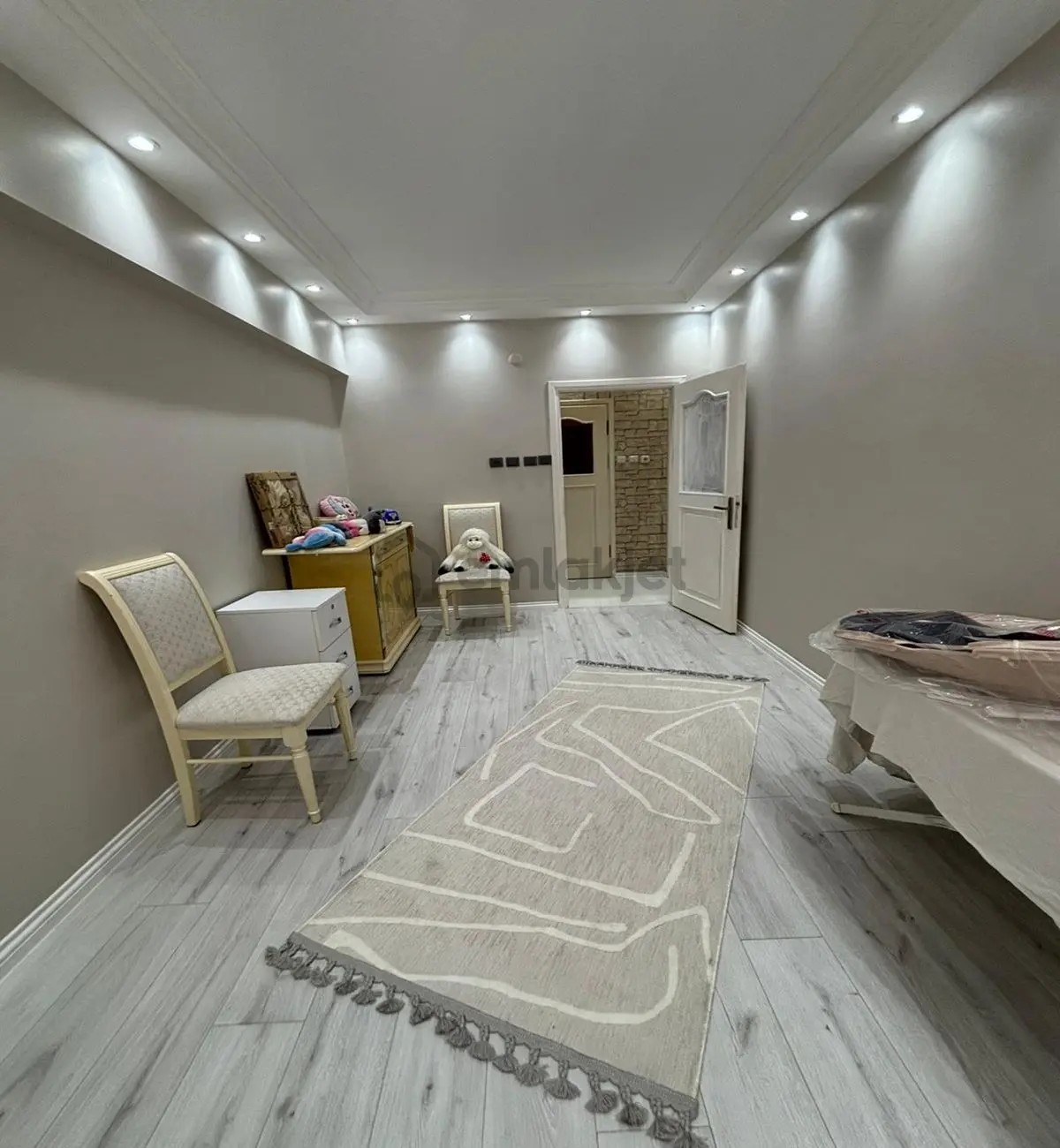 Müslüm Emlaktan D.köşklerde 5+2 300 M2 Satılık Dublex