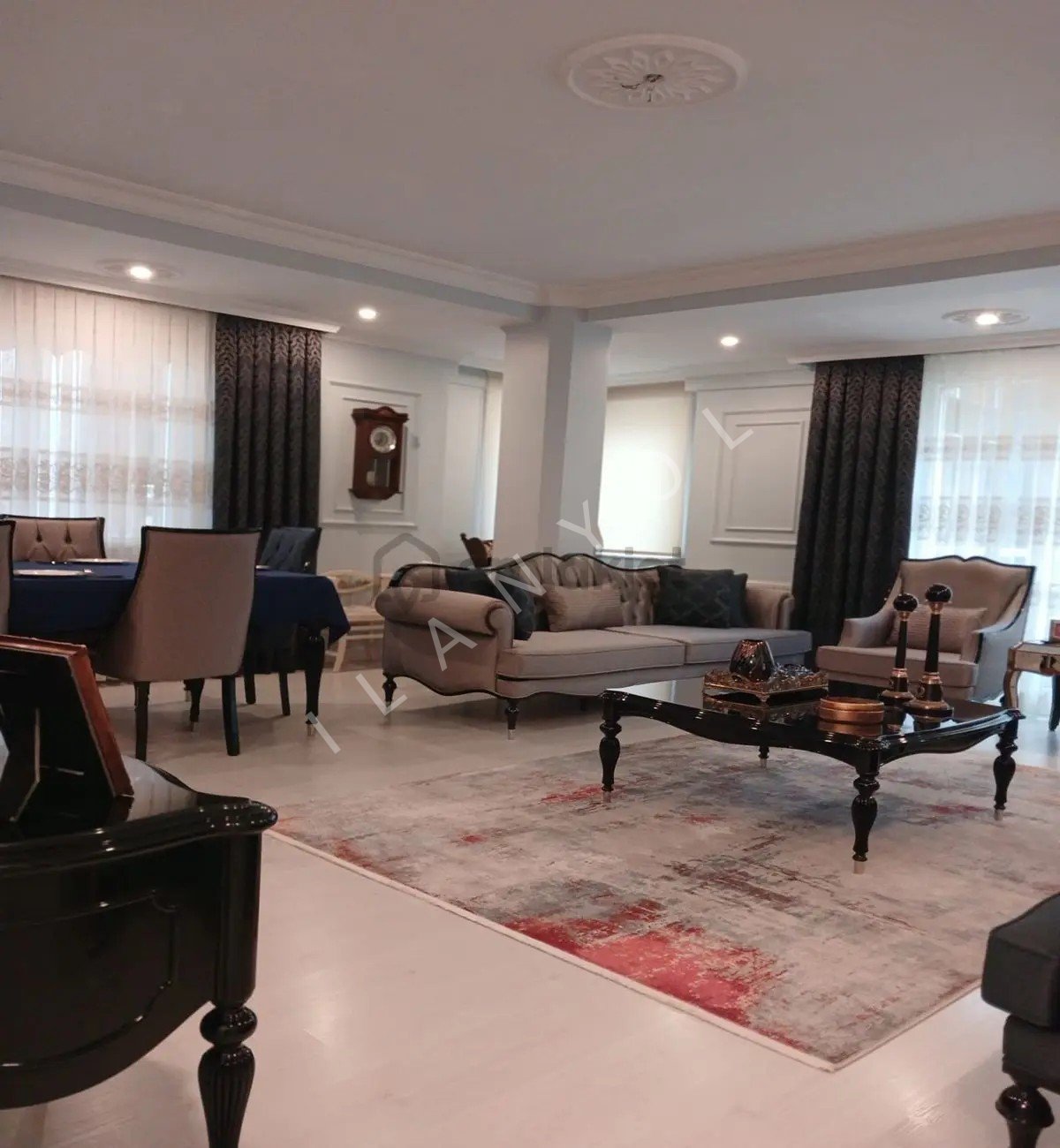 Müslüm Emlaktan Merkezde Metrobüse Yakın 3+1 180 M2 Ara Kat