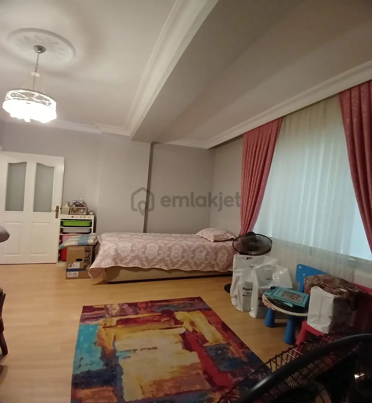 Müslüm Emlaktan Merkezde Metrobüse Yakın 3+1 180 M2 Ara Kat
