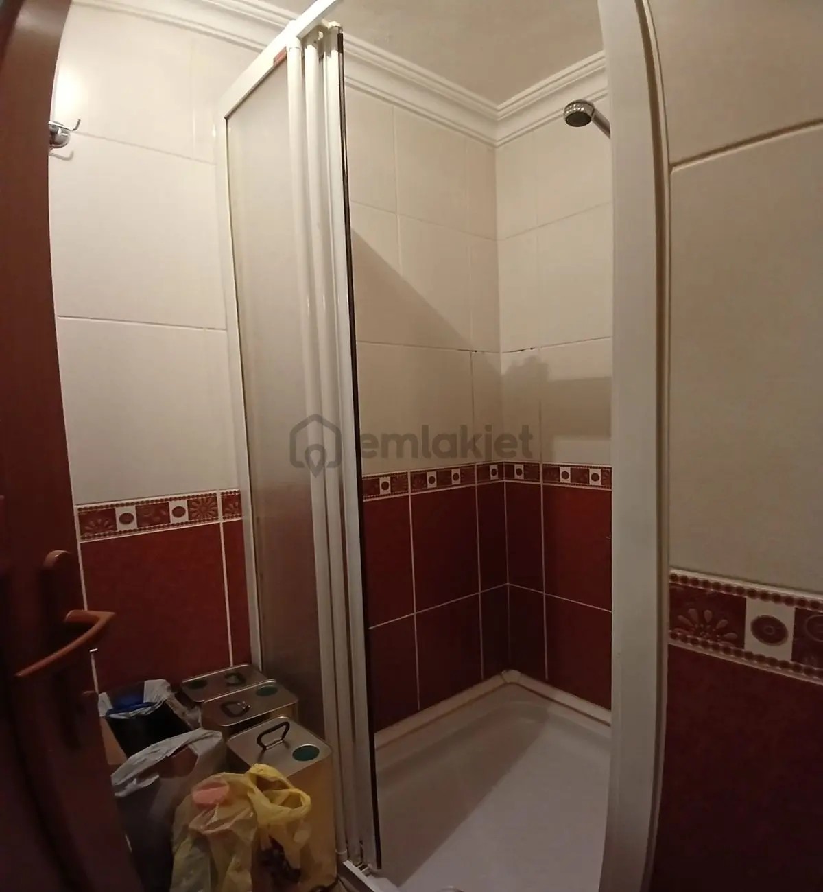 Müslüm Emlaktan Merkezde Metrobüse Yakın 3+1 180 M2 Ara Kat