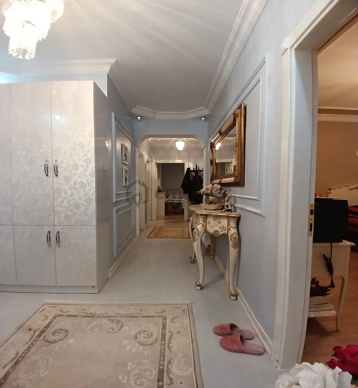 Müslüm Emlaktan Merkezde Metrobüse Yakın 3+1 180 M2 Ara Kat