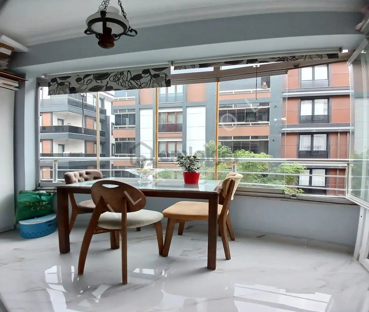 Müslüm Emlaktan Merkezde Metrobüse Yakın 3+1 180 M2 Ara Kat