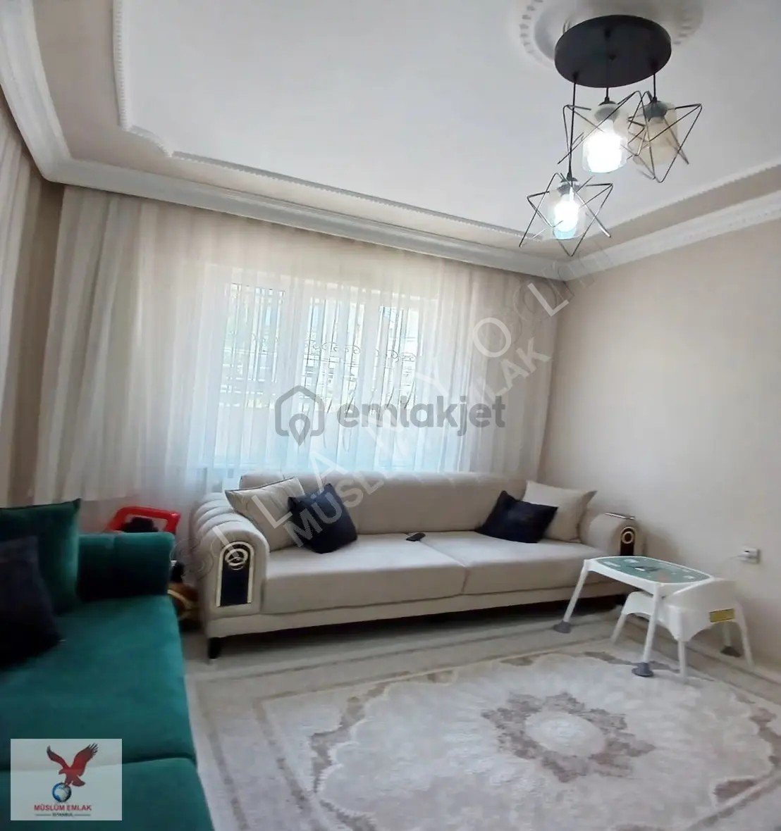 Müslüm Emlaktan Cihangirde 2+1 Düz Giriş Metrobüse Yakın Daire