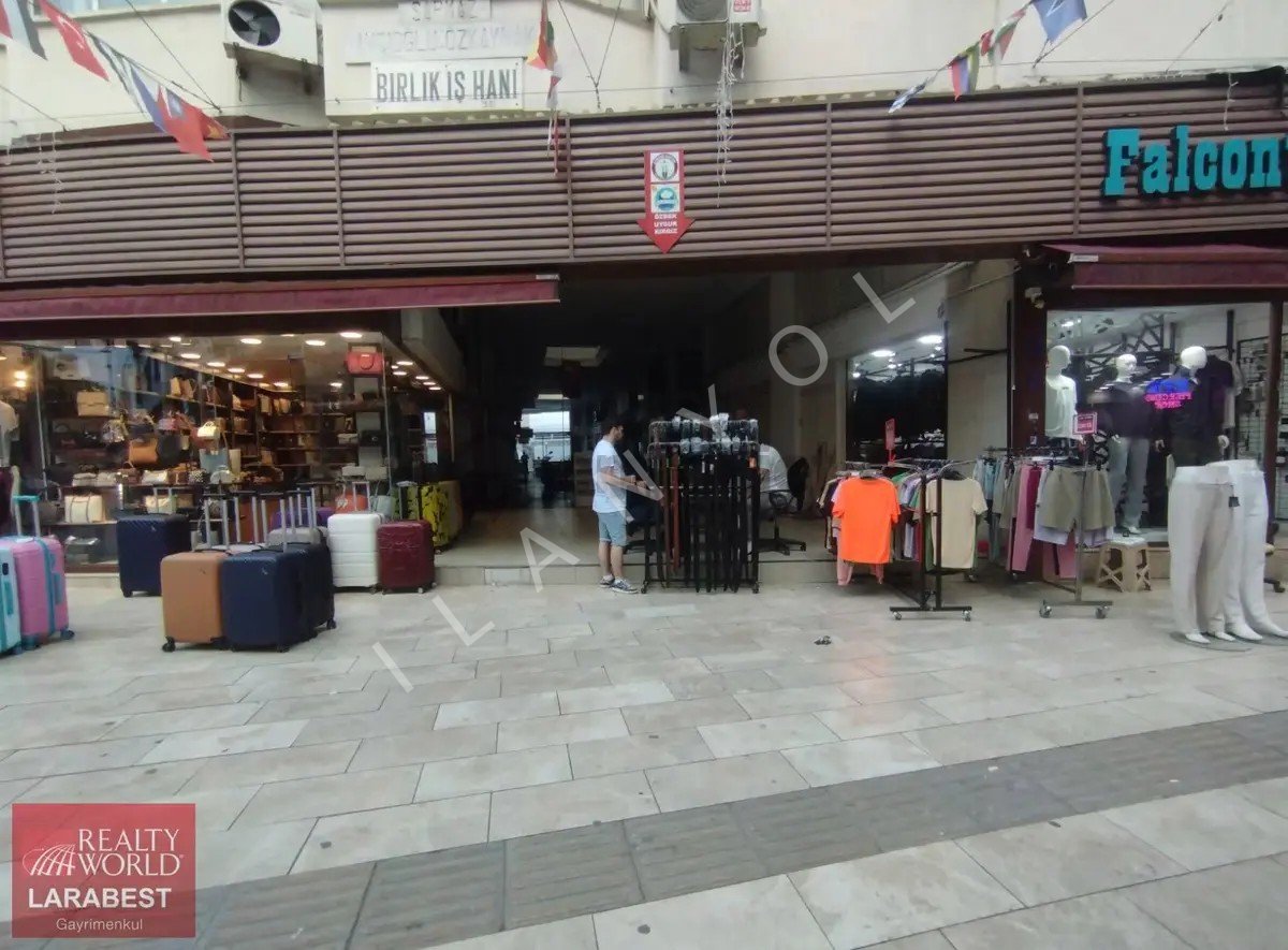 Atatürk Cadde'sine Yakın İş Hanı İçinde Satılık Dükkan